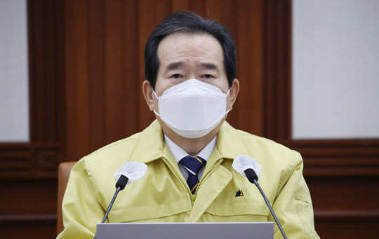 정세균 국무총리가 2일 오전 정부서울청사에서 신종 코로나바이러스 감염증(코로나19) 대응 신년 첫 중앙재난안전대책본부(중대본) 회의를 주재하며 발언하고 있다.                                               연합뉴스